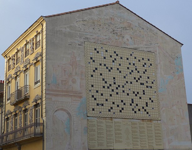 Des mots croisés sur un mur dans le centre ville de Montélimar